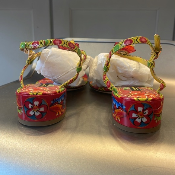 NIB DOLCE & GABBANA PATENT LEATHER T STRAP CRYSTAL EMBELLISHED SANDAL. 39/8.5 - Picture 4 of 10